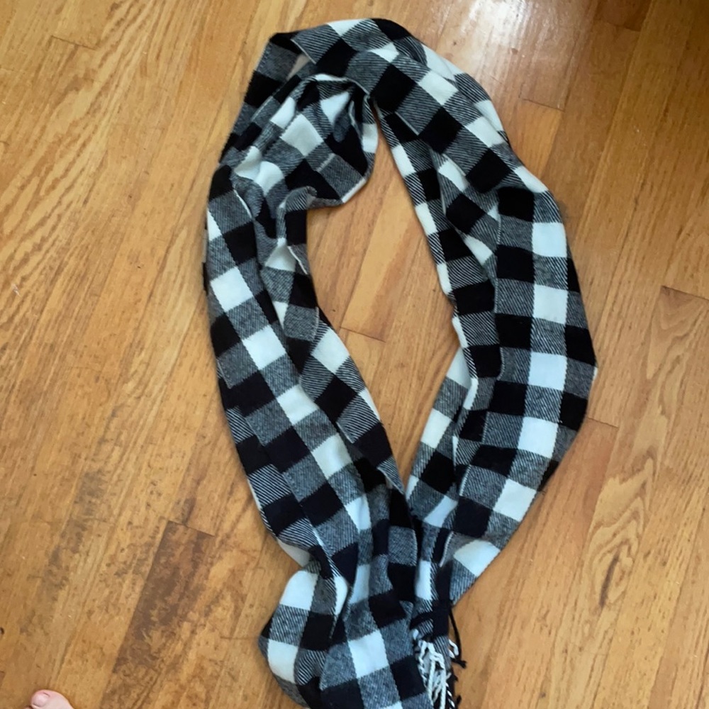 Black and white scarf